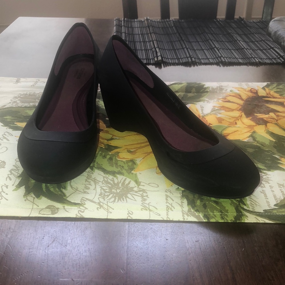 Crocs wedge dress shoe. Slip resistant. Black size 8.
